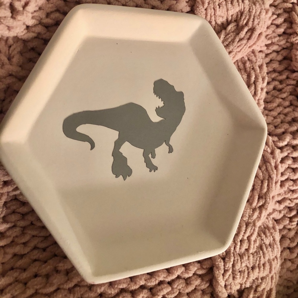 Minimalists dinosaur dish.